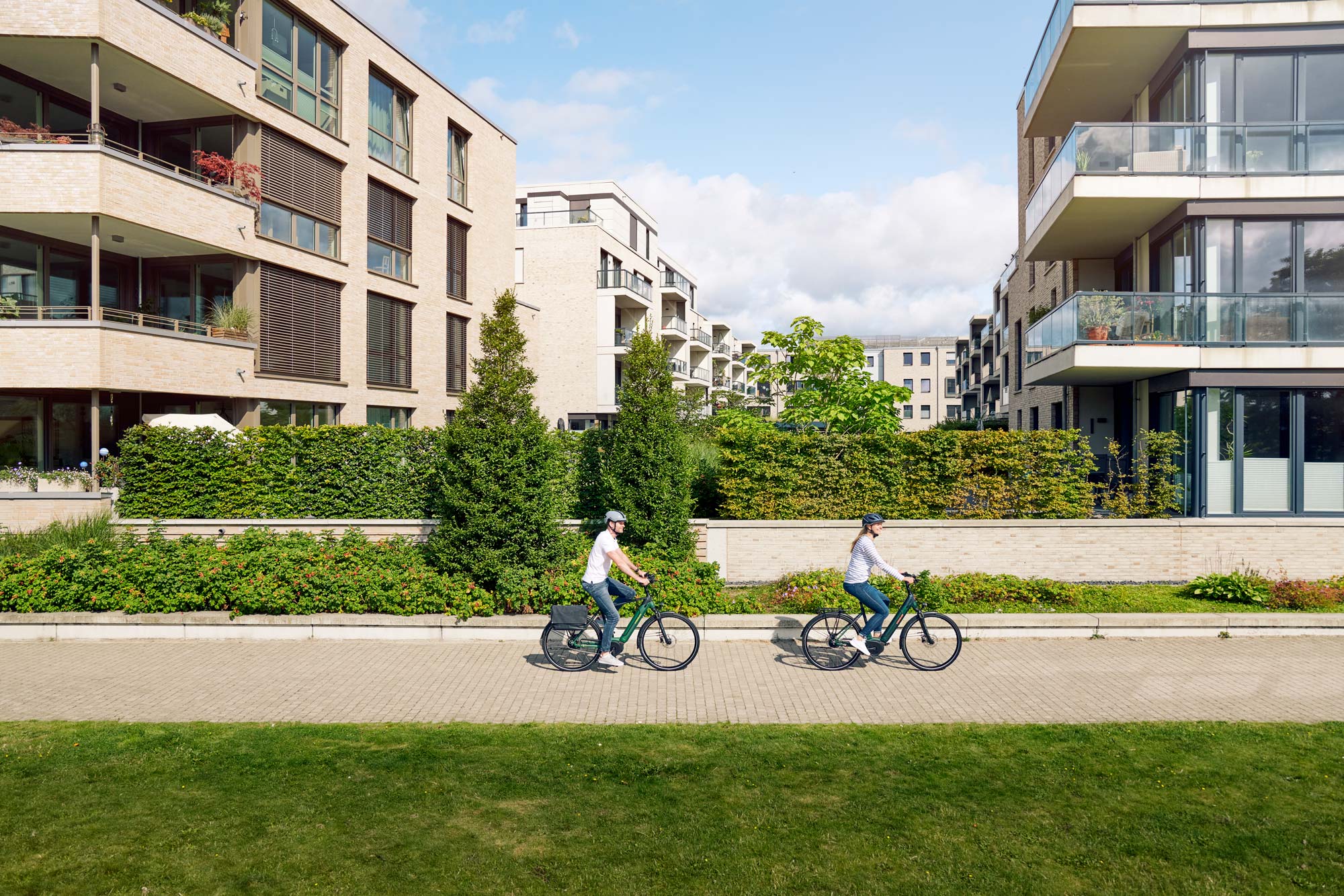 fahrradfahrer_in_wohngebiet_DSC3771