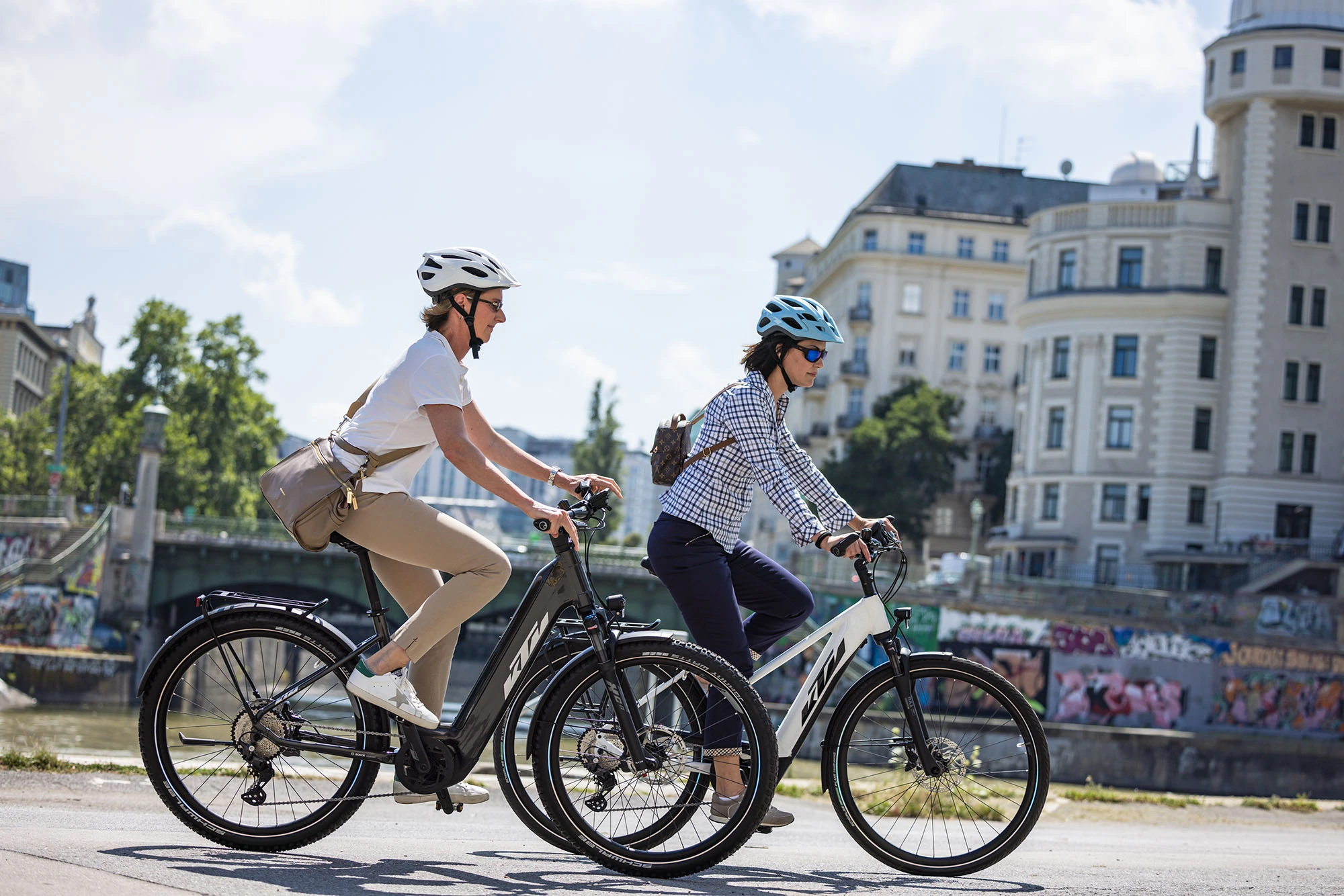 Touristen, die mit dem Fahrrad unterwegs sind.