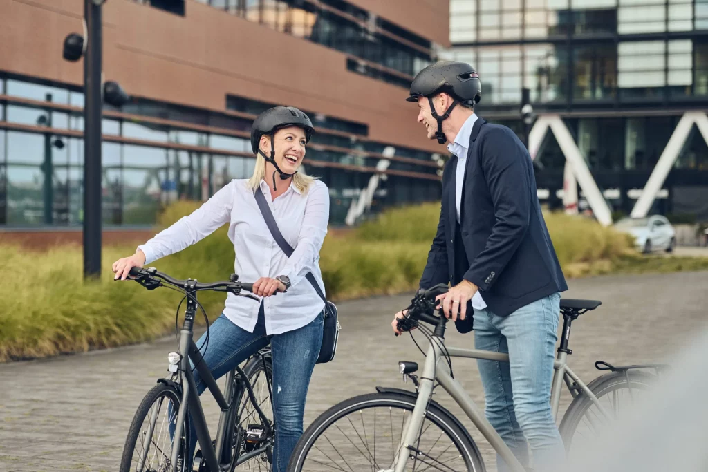 Kollegen auf dem Weg zur Arbeit mit dem Fahrrad