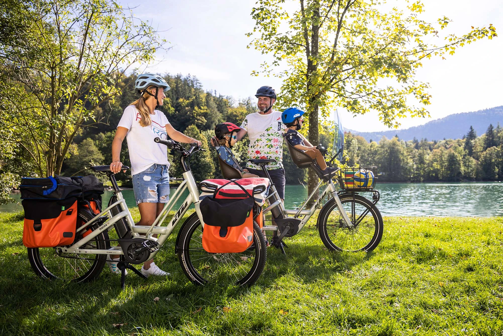 Familie mit Fahrrad am See